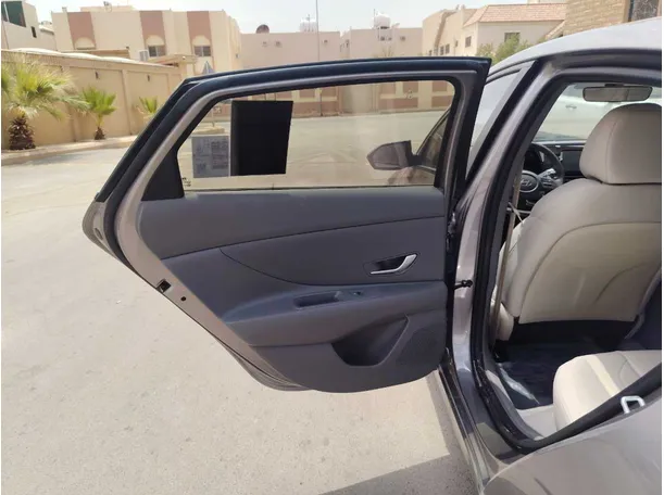 Car image 15