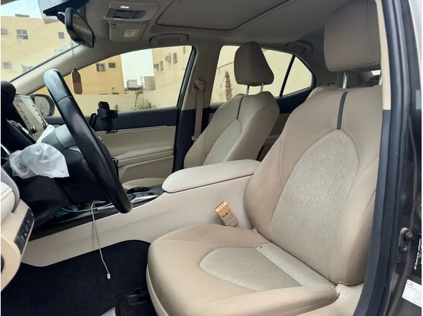 Car image 12