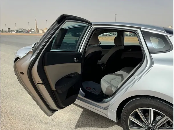 Car image 14