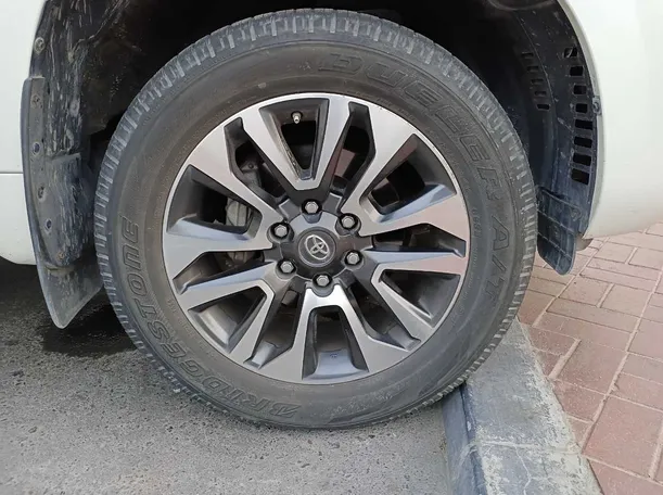 Car image 9