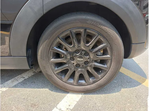 Car image 9