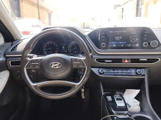 Car image 19