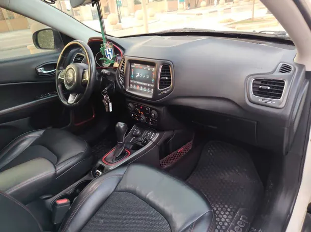 Car image 14