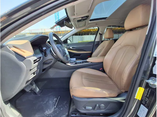 Car image 12