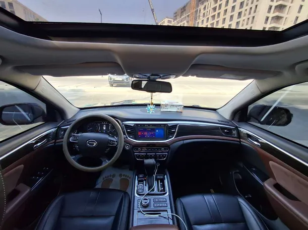 Car image 14