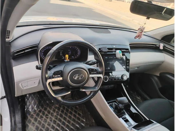 Car image 14