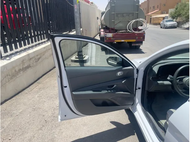 Car image 10