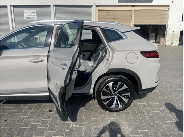 Car image 14
