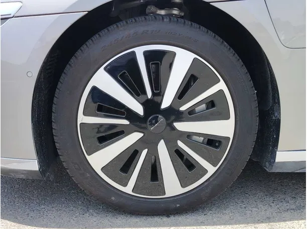 Car image 10
