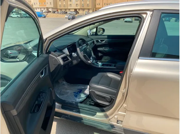 Car image 12