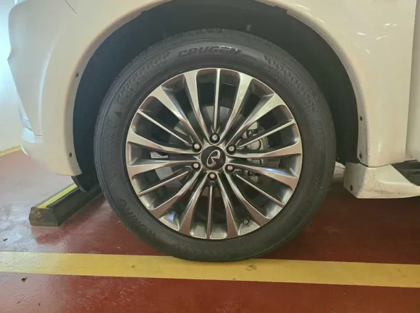 Car image 9
