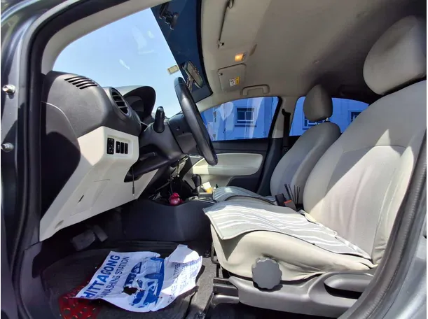 Car image 12