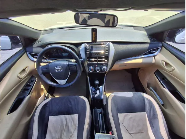 Car image 14