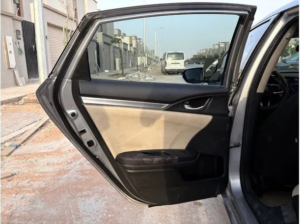 Car image 14