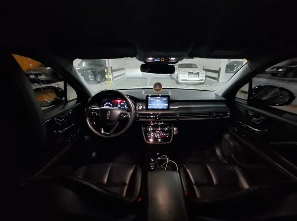 Car image 14