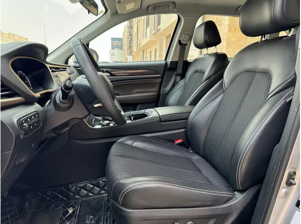 Car image 10
