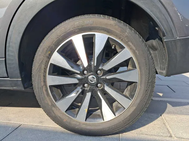 Car image 9