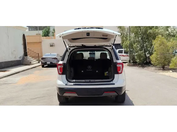 Car image 23