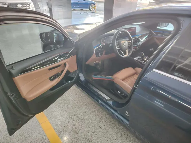 Car image 11