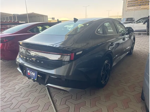 Car image 4