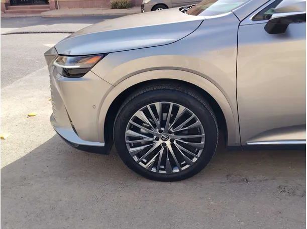 Car image 9