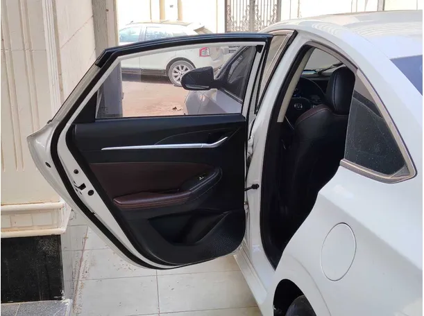 Car image 14