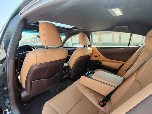 Car image 17