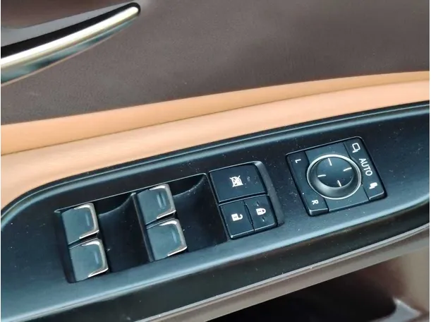 Car image 32