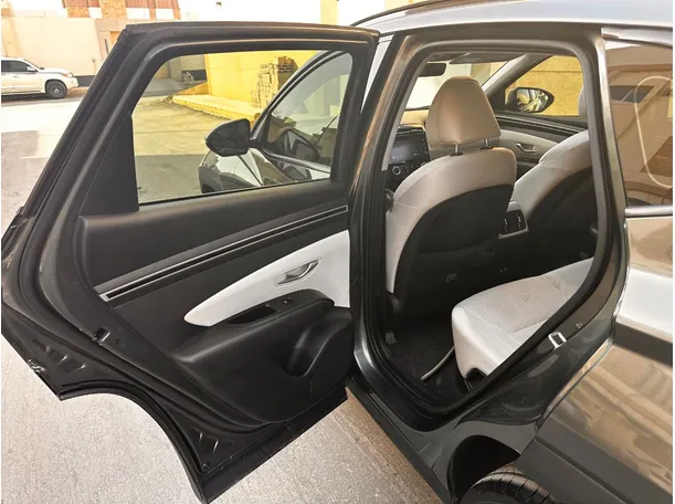 Car image 14
