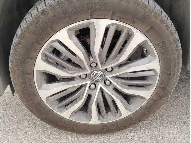 Car image 10