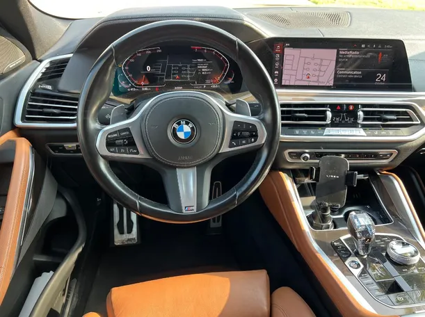 Car image 19