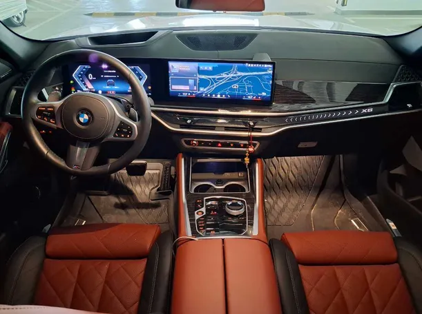 Car image 19