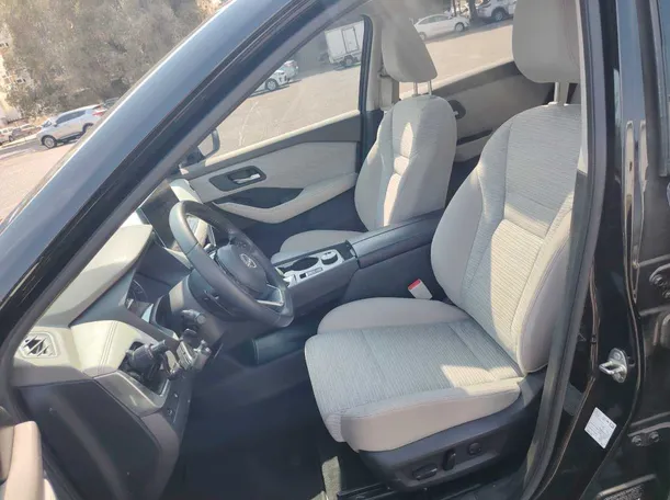 Car image 13