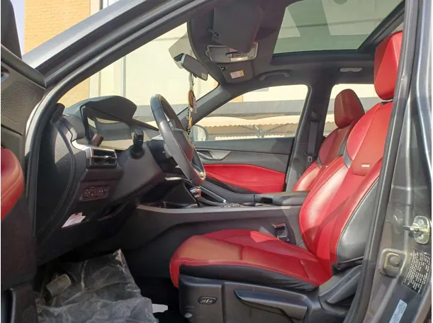 Car image 12