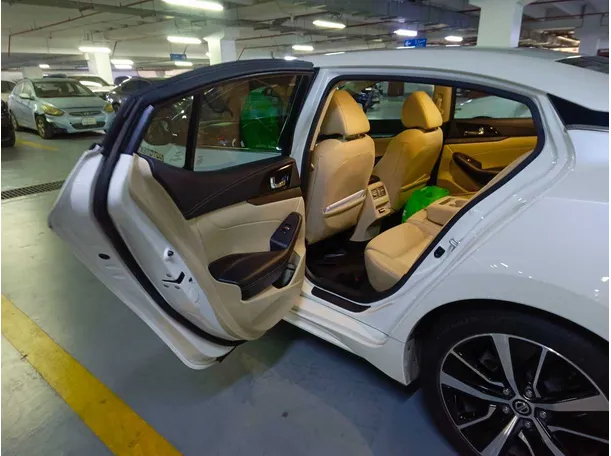 Car image 16