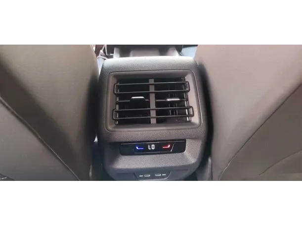 Car image 32