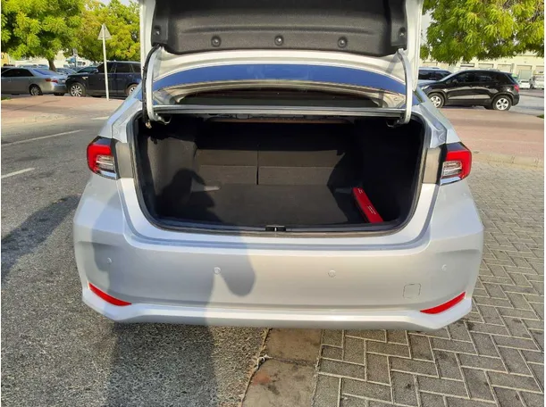 Car image 14
