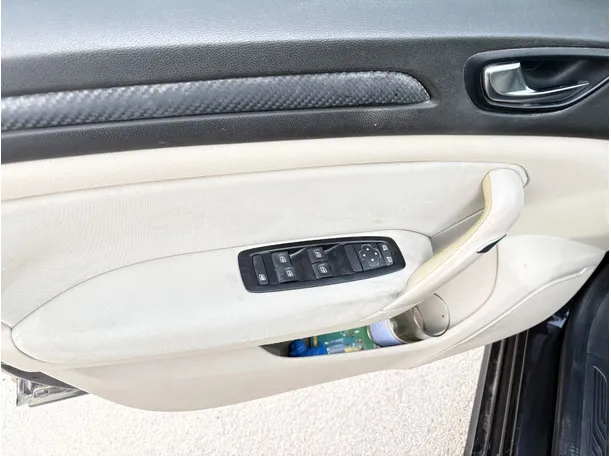 Car image 24
