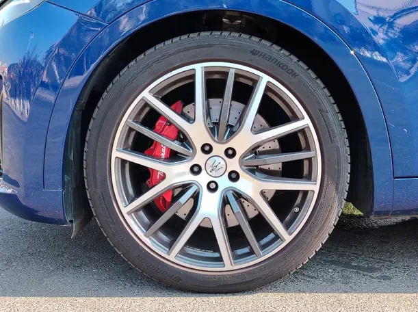 Car image 10