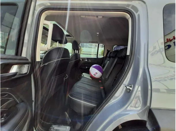 Car image 13