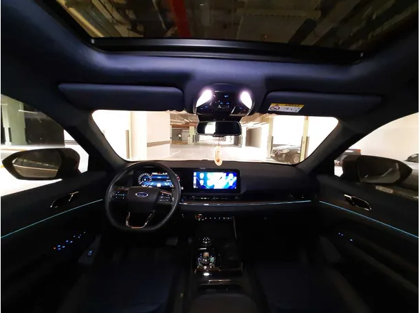 Car image 14