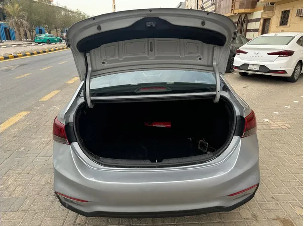 Car image 19