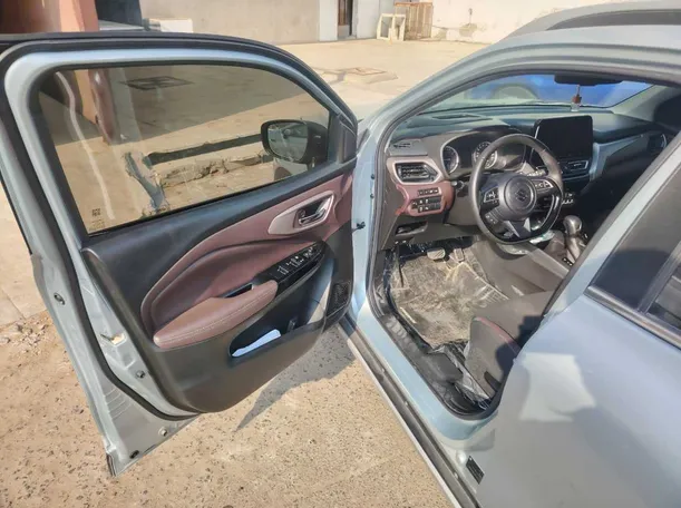 Car image 12