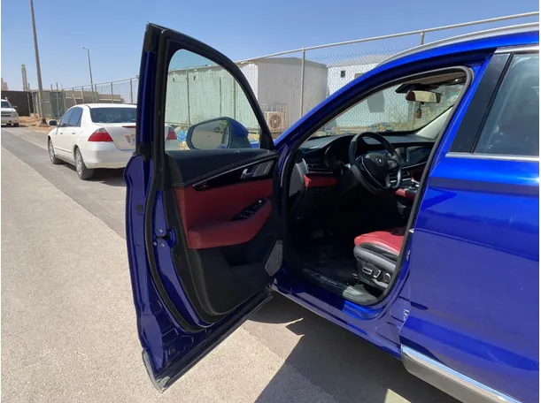 Car image 10