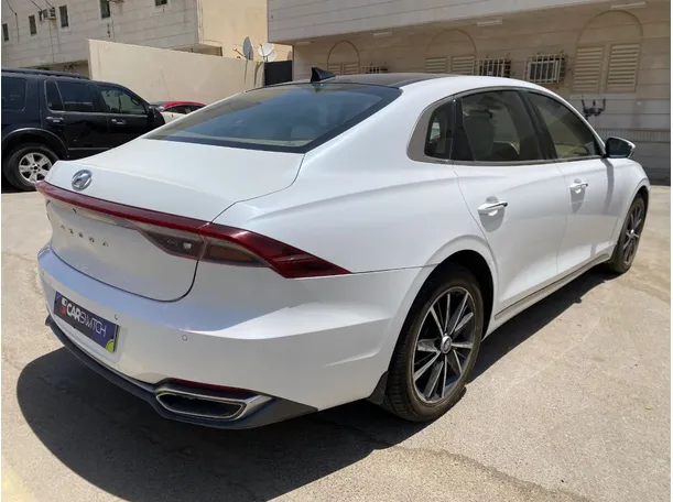Car image 5
