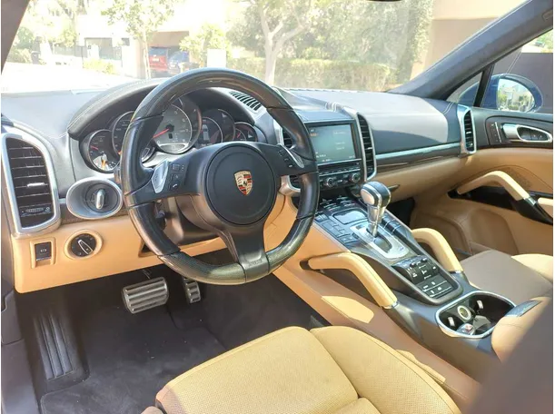 Car image 11