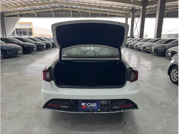 Car image 19