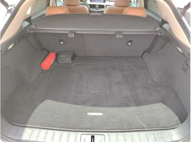 Car image 32
