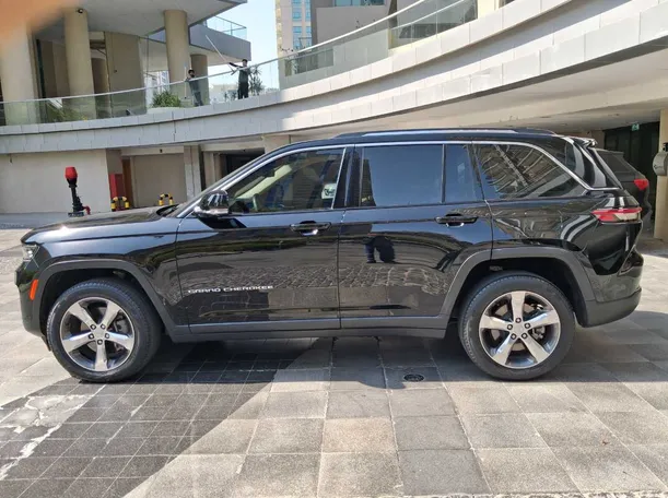 Car image 8