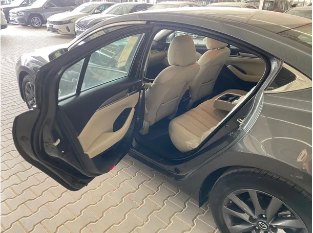 Car image 12